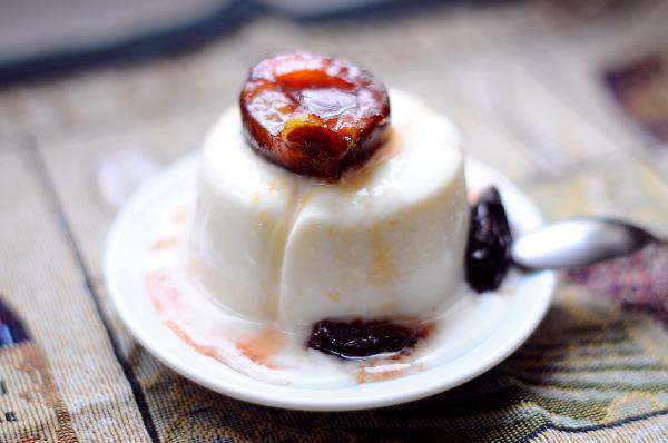 Панна котта (panna cotta) со сливовым соусом