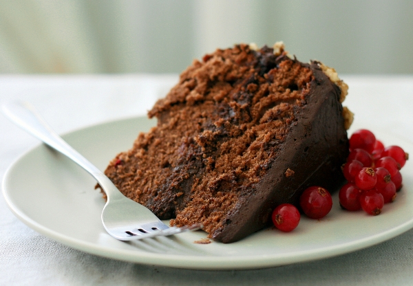 А можно украсить по своему вкусу, например, веточкой свежей красной смородины.  Дайте торту немного постоять, схватиться во единое, так сказать, где-то пару часов.  Приятного аппетита!