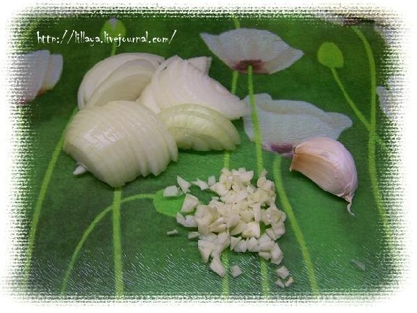 Лук порезать полукольцами, чеснок измельчить.