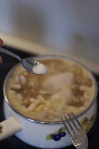 Солим по вкусу.Я беру 1-2 ч л на 3 литра супа.  ВАЖНО: Фасоль рекомендуют давать лет с 1,5-2, но исключительно из соображения газообразования. Деткам помладше можно давать этот суп, предварительно удалив фасоль из тарелки. Бульон в этом супе очень вкусен.  Впрочем, газообразования от фасоли не намного больше, чем от капусты, которую дают с самого раннего возраста, так что все на усмотрение родителей.  Этот суп понравится всем - и малышам, и мамам, и папам. Если поварить фасоль чуточку дольше, она разварится и суп станет густым и наваристым.