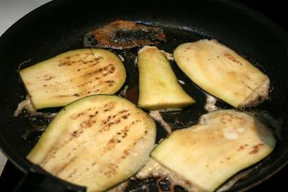 Помыть и порезать баклажаны вдоль. Посолить и поперчить по вкусу.