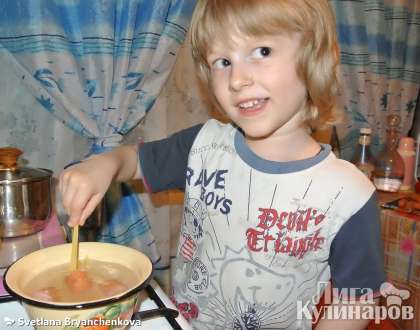 Теперь кидаем наши сосиски в кипящую воду, немного её подсолив.  И слегка помешиваем, что бы они не слиплись.