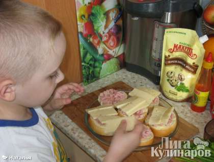 накрыли пластиками сыра. И поставили в разогретую духовку. Запекать при температуре 200 градусов, чтобы растопился  сыр. Можно в микроволновке, но мне больше нравится в духовке.