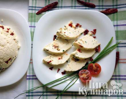 Домашний сыр с паприкой и зеленью