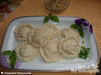 Готовые равиоли достаем шумовкой, слегка поливаем маслом оливковым и подаем горячими к столу с грибным соусом. Приятного аппетита!!!