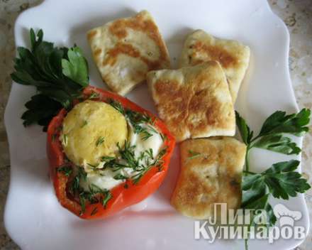 Яичница в перце с мясом и жареными укропниками