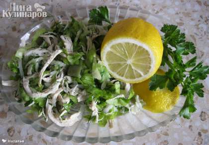 И подаем диетический салат с курицей и овощами к столу. Приятного аппетита!