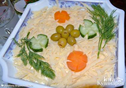 Сверху натираем на тёрке сыр и украшаем на свой вкус. Лёгкий салат с сайрой готов. Приятного аппетита!