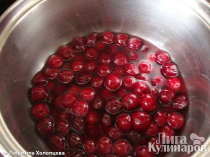 Воду доводим до кипения, засыпаем сахар и вишню, даем закипеть и вводим крахмал, разведенный в прохладной воде. Когда начинка закипит и слегка загустеет, достаем самые крепкие вишни для оформления -  штук 15-20. Добавляем ликер 4 ст.л и убираем с огня.