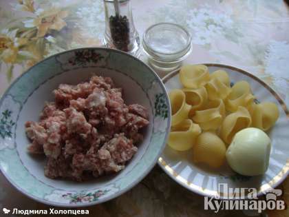 Мясо говядины пропускаем через мясорубку с луком, солим, перчим и готовым фаршем заполняем улитки.