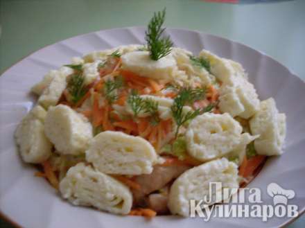 Острый салат с курицей и омлетом