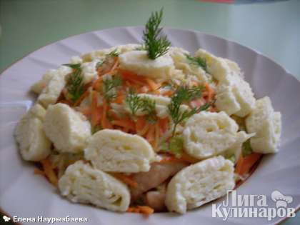 Салат переложить горкой в салатник, сверху  разложить кусочки омлета.   Острый салат с курицей и омлетом готов, приятного аппетита!