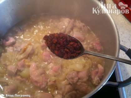 Кинул в казан нарезанное кусочками мясо баранины. Поджаривая мясо и премешивая, закинул специи. Барбарис. В некоторых версиях бросают лук после мяса, но мне кажется, когда он с мясом его сложнее обжарить.