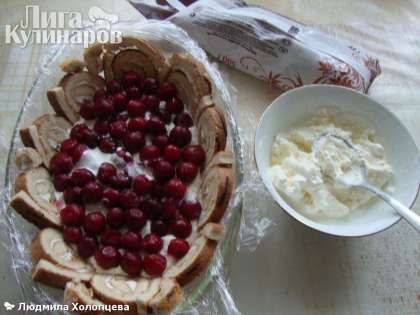 На пломбир укладываем вишню и остальной светлый пломбир