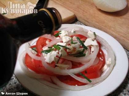 Поливаем бальзамическим уксусом и оливковом маслом. Посыпаем щепоткой соли и свежемолотого черного перца.  Сразу подаем!