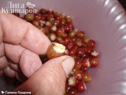 В пустые коробочки крыжовника заложить кусочки ореха и лимона. Ягоды, начиненные орехом и лимоном, держать отдельно в плоской миске, не перемешивая, чтобы не помялась.