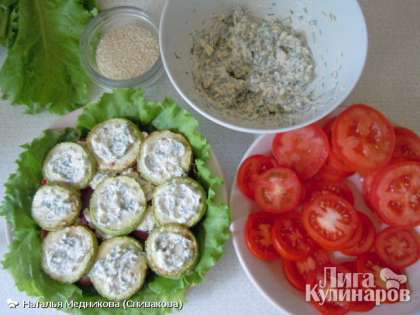 Сыр натереть на крупной тёрке , добавить чеснок по вкусу ,майонеза , петрушку , укроп. Перемешать. Кабачки намазать этим соусом .