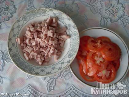 колбасу нарезать кубиками, помидор-ломтиками