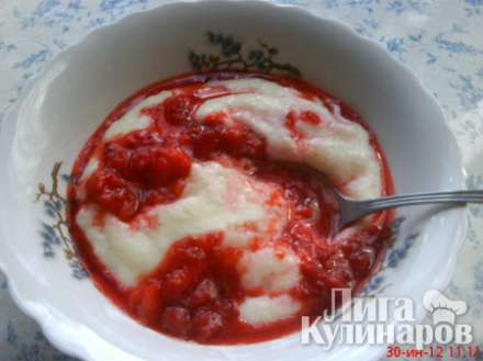 Каша манная с клубникой