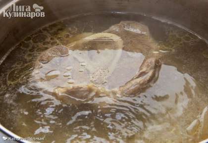 Мясо заливаем холодной водой (около 3,5-4 литров). Доводим до кипения, снимаем пену.   Солим. И варим бульон на маленьком огне в течение 1,5- 2 часов в зависимости от говядины.