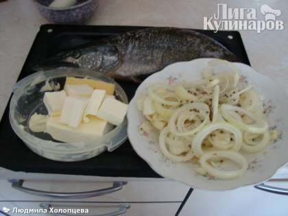 Разрезаем кольцами лук и кусочками масло сливочное.