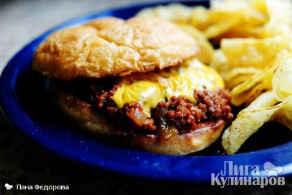 Можно подать с чипсами и между начинкой и булочкой положить кусочек сыра. Приятного аппетита!!!