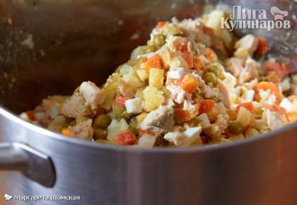 Овощи и курицу режем кубиками со стороной ~1см. Лук можно покрошить помельче, чтобы он не перебивал вкус остальных ингредиентов. Зелень порубить.