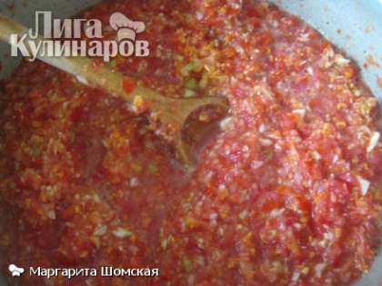 Все овощи кроме чеснока измельчить блендером (на мясорубке) не слишком мелко и смешать.