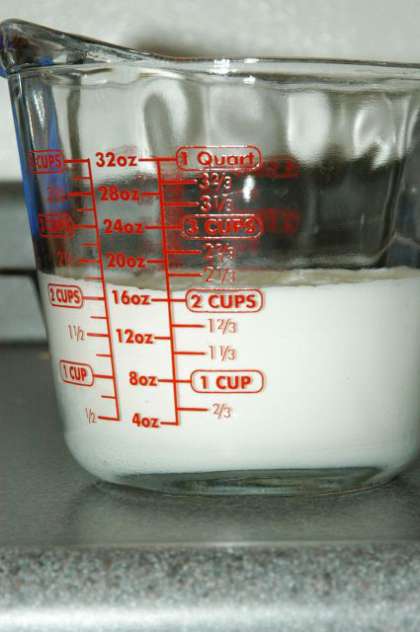 Приготовить смесь из одной чашки молока и одной чашки жирных сливок.