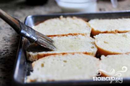 С помощью кисточки смазываем кусочки маслом и запекаем в духовке до золотистой корочки.