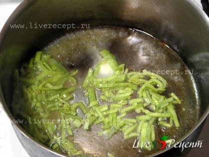 Для приготовления куриного филе под сливочным соусом с фисташками. Сначала приготовим соус. Растапливаем на малом огне кусочек масла, кладем сюда порезанный полукольцами порей и тушим в течение пары минут.