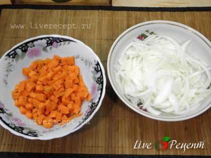 Морковь нарезаем кубиками. Лук нарезаем тонкой соломкой вдоль луковицы (так сохранятся волокна лука,  и он не разварится).