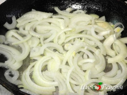 Лук нарезаем полукольцами и слегка обжариваем.