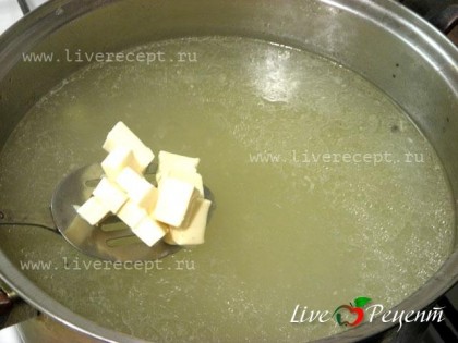 В кастрюлю с бульоном и картофелем добавляем порезанный кубиками сыр, перемешиваем и даем ему раствориться.