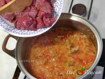 Следующим закладываем порезанное кубиками (2х2) мясо. Доводим снова до кипения, уменьшаем огонь и варим 1 час.