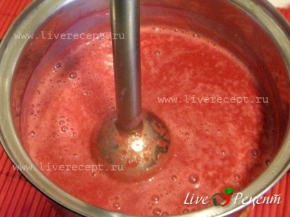 При помощи блендера доводим суп до однородной консистенции, солим, перчим по вкусу и еще раз доводим до кипения.