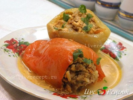 Перец фаршированный мясом и рисом