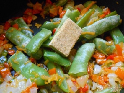 Солим и перчим овощи по вкусу. Я вместо соли использую бульонный кубик. После того, как фасоль станет мягкой, перекладываем содержимое сковороды в кастрюлю к картофелю и мясным шарикам. Даем супу закипеть и отставляем его с огня. Накрываем крышкой кастрюлю и даем супу настояться минут 10-20.