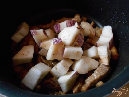  Баклажаны нарезаем крупным кубиком. Добавляем баклажаны к мясу.