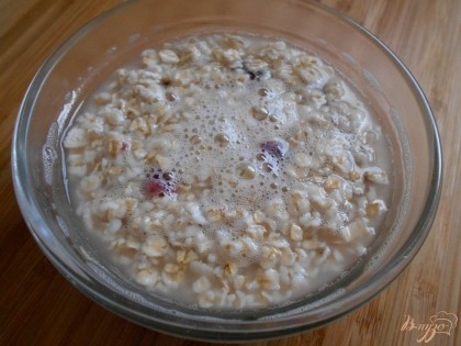 Овсяные хлопья заливаем водой или  молоком, чтобы они немного разбухли и стали мягкими.