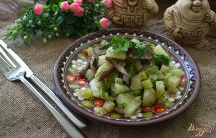 Готово! Заправляем салат растительным маслом. Солим и перчим по вкусу. Разложите по мискам и подайте к столу.