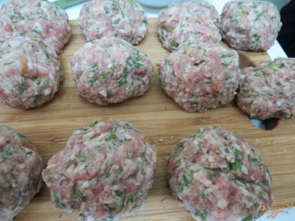 Разделываем фарш на отдельные порционные кусочки.