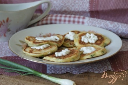 Ленивые пирожки с луком, яйцом и чесночным соусом