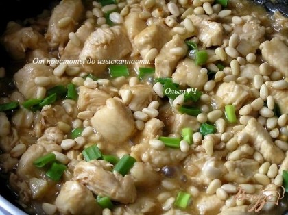 В конце приготовления посыпать кедровыми орешками, досолить по вкусу, добавить нарезанный зеленый лук, снять с огня.