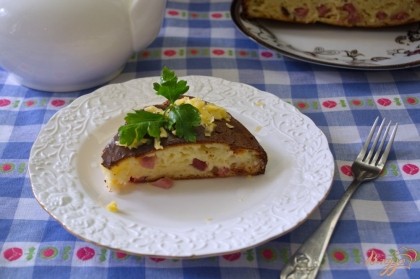 Готово! Подайте к столу, нарезав на порционные кусочки. Вкусный, мягкий пирог с румяной корочкой готов.