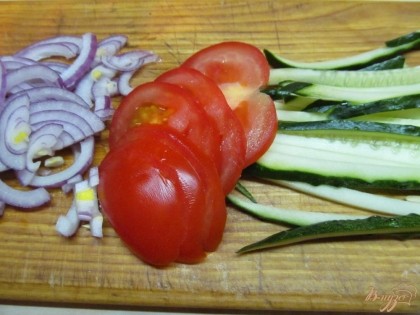 Лук нарезать полукольцами, огурец - длинными полосками, помидор - кружочками.