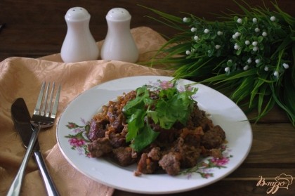 Накройте горочек крышкой. Запекайте в духовке мясо в горшочках до 2 часов. За это время мясо буквально разварится. Будет очень нежным, но при этом будут кусочки сохранят свою форму.