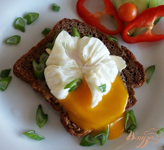 Готово! Я пробовала такое яйцо на белом хлебе и на черном.  Вкуснее получается с черным хлебом. Приятного аппетита!