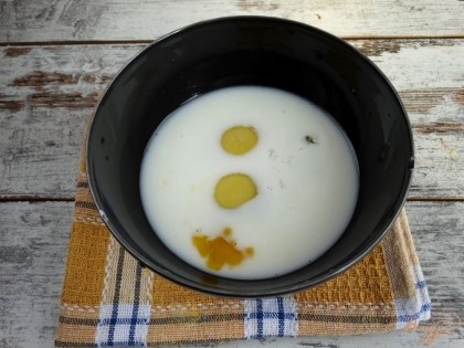 Готовим заливку. Яйца смешиваем с молоком, солью и перцем. Взбиваем венчиком до однородности. Заливаем смесь в мультиварочную чашу.