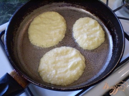 Раскаляем сковороду, наливаем масло и ложкой выкладываем драники. Жарим.